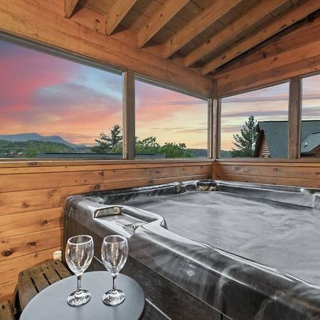 Cozy Cabin In The Smokies!!! Fully Furnished And Complete With Community Indoor And Outdoor Pools And Spas, Game And Fitness Rooms As Well As A Private Hot Tub Pigeon Forge Dış mekan fotoğraf