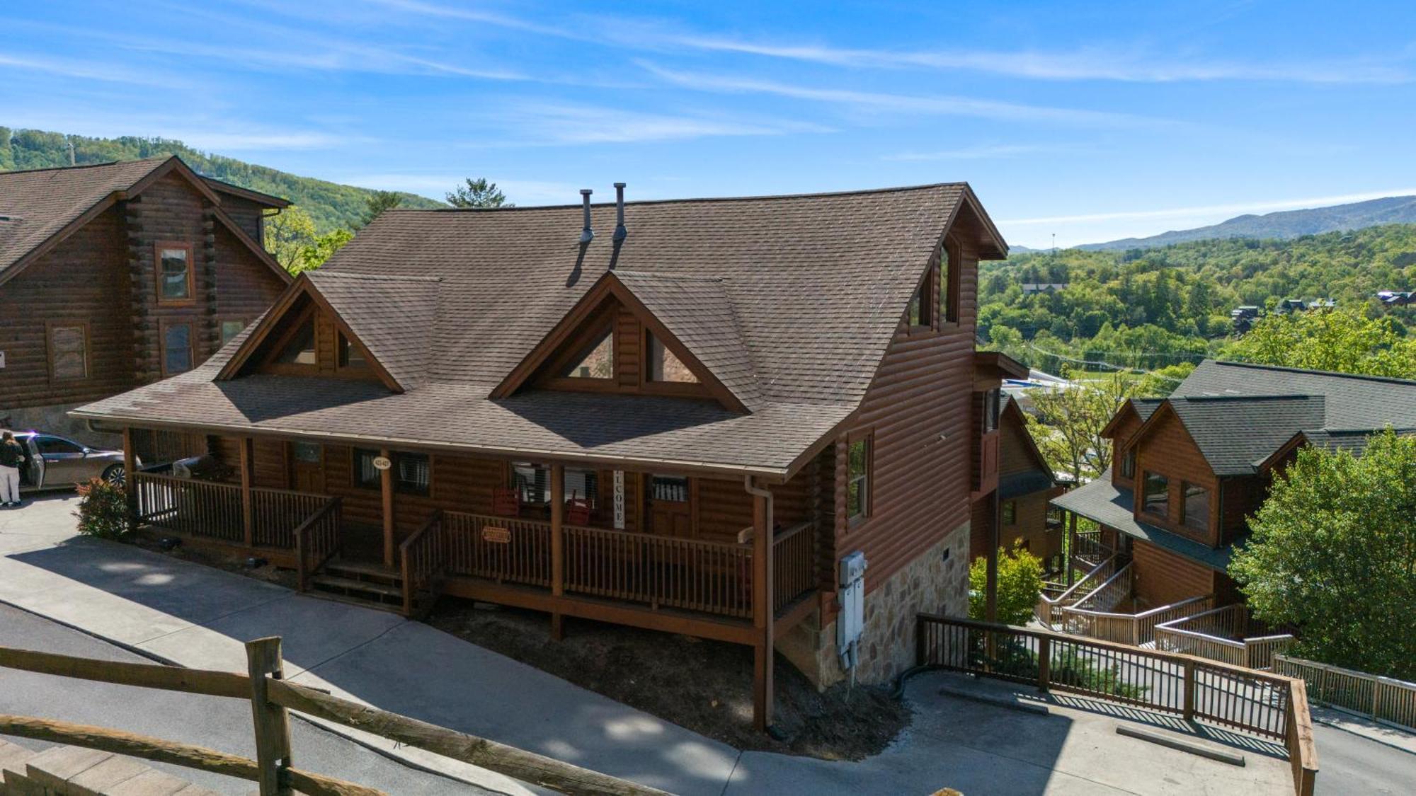 Cozy Cabin In The Smokies!!! Fully Furnished And Complete With Community Indoor And Outdoor Pools And Spas, Game And Fitness Rooms As Well As A Private Hot Tub Pigeon Forge Dış mekan fotoğraf