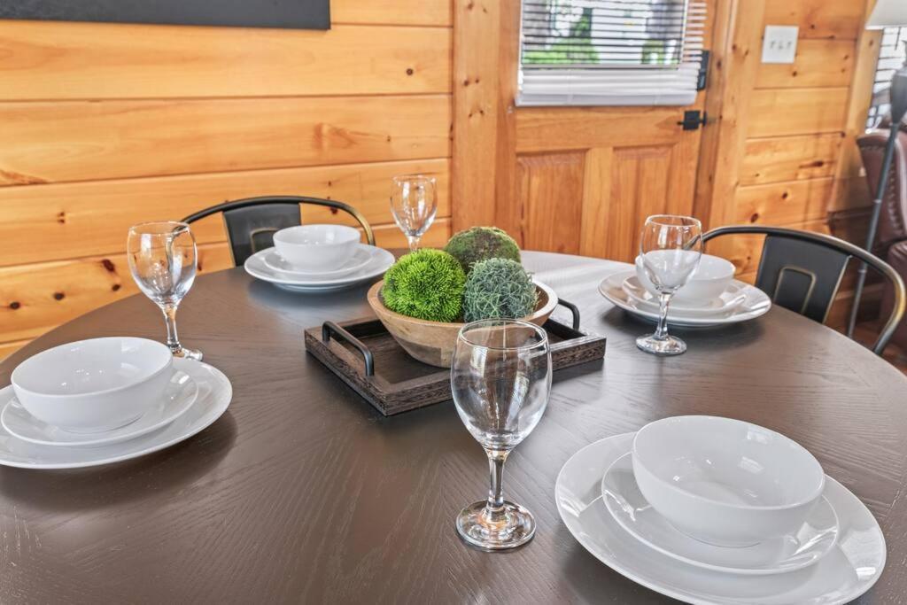 Cozy Cabin In The Smokies!!! Fully Furnished And Complete With Community Indoor And Outdoor Pools And Spas, Game And Fitness Rooms As Well As A Private Hot Tub Pigeon Forge Dış mekan fotoğraf