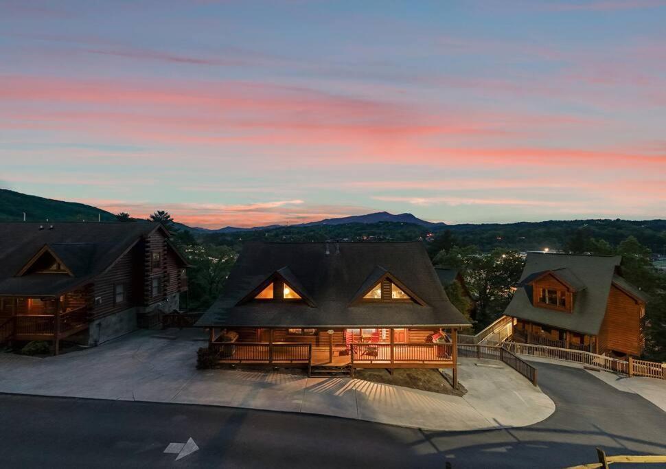 Cozy Cabin In The Smokies!!! Fully Furnished And Complete With Community Indoor And Outdoor Pools And Spas, Game And Fitness Rooms As Well As A Private Hot Tub Pigeon Forge Dış mekan fotoğraf