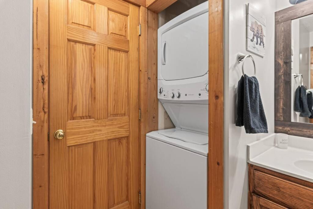 Cozy Cabin In The Smokies!!! Fully Furnished And Complete With Community Indoor And Outdoor Pools And Spas, Game And Fitness Rooms As Well As A Private Hot Tub Pigeon Forge Dış mekan fotoğraf