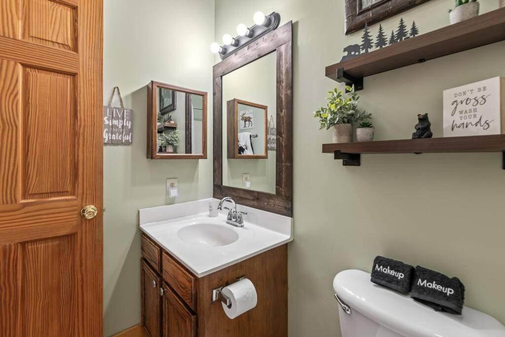 Cozy Cabin In The Smokies!!! Fully Furnished And Complete With Community Indoor And Outdoor Pools And Spas, Game And Fitness Rooms As Well As A Private Hot Tub Pigeon Forge Dış mekan fotoğraf
