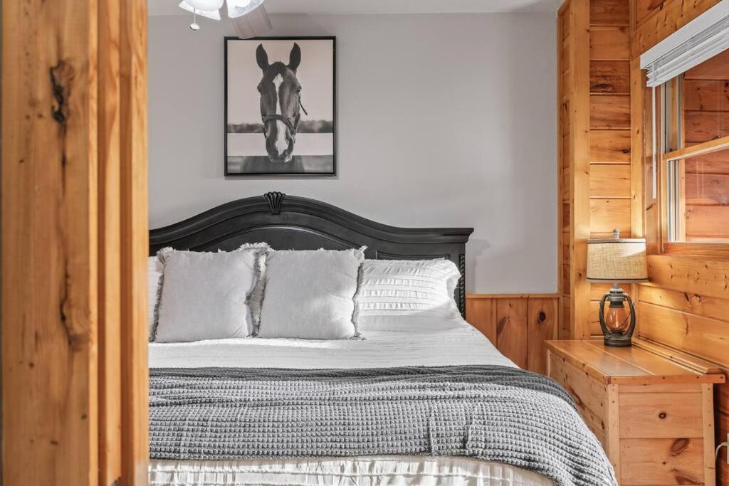 Cozy Cabin In The Smokies!!! Fully Furnished And Complete With Community Indoor And Outdoor Pools And Spas, Game And Fitness Rooms As Well As A Private Hot Tub Pigeon Forge Dış mekan fotoğraf
