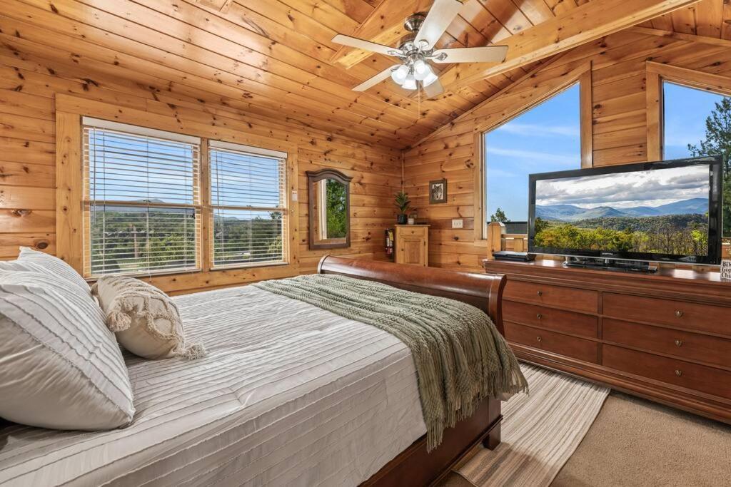 Cozy Cabin In The Smokies!!! Fully Furnished And Complete With Community Indoor And Outdoor Pools And Spas, Game And Fitness Rooms As Well As A Private Hot Tub Pigeon Forge Dış mekan fotoğraf