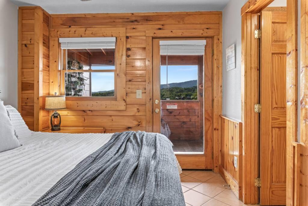 Cozy Cabin In The Smokies!!! Fully Furnished And Complete With Community Indoor And Outdoor Pools And Spas, Game And Fitness Rooms As Well As A Private Hot Tub Pigeon Forge Dış mekan fotoğraf