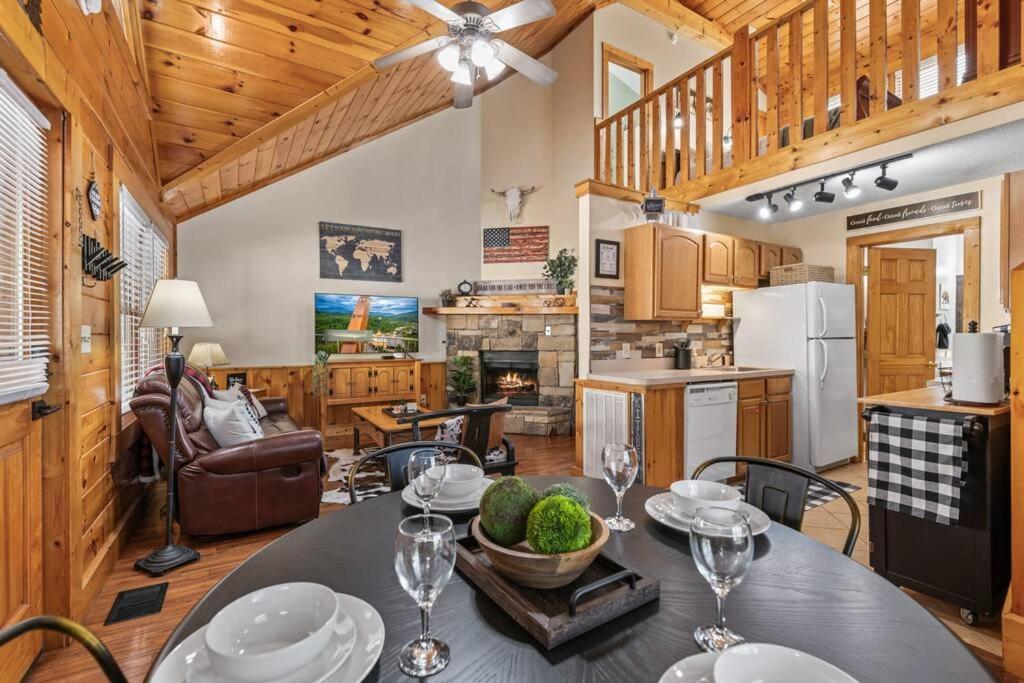 Cozy Cabin In The Smokies!!! Fully Furnished And Complete With Community Indoor And Outdoor Pools And Spas, Game And Fitness Rooms As Well As A Private Hot Tub Pigeon Forge Dış mekan fotoğraf