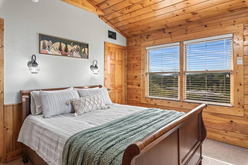 Cozy Cabin In The Smokies!!! Fully Furnished And Complete With Community Indoor And Outdoor Pools And Spas, Game And Fitness Rooms As Well As A Private Hot Tub Pigeon Forge Dış mekan fotoğraf
