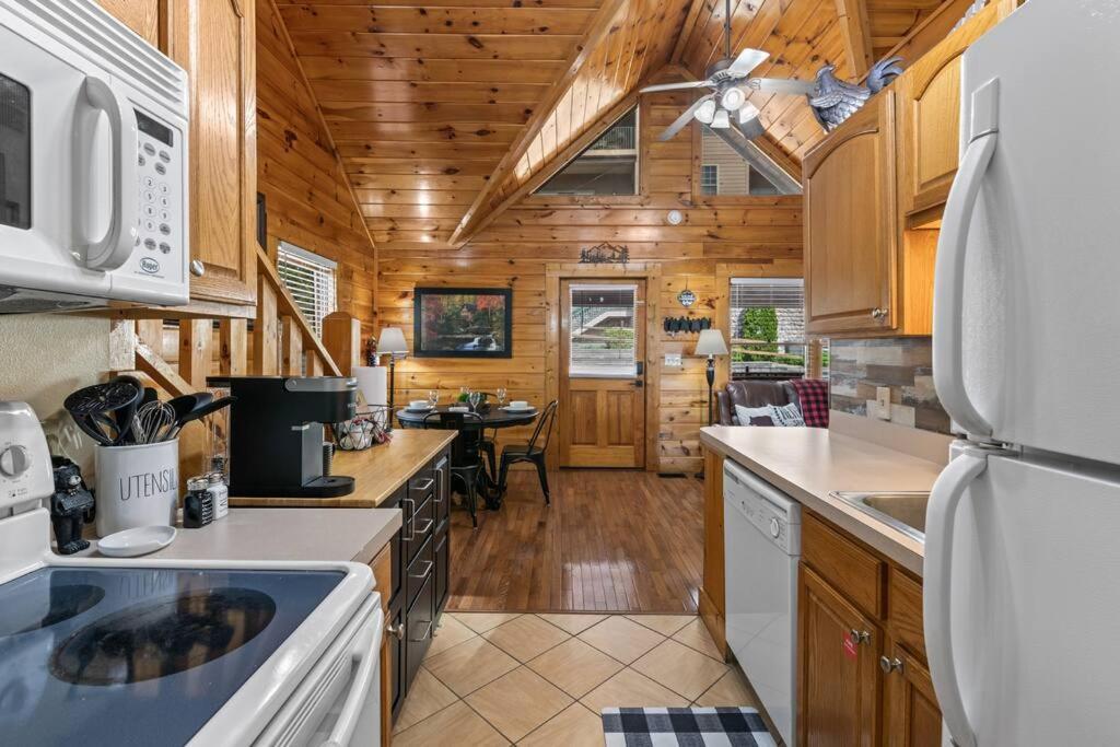 Cozy Cabin In The Smokies!!! Fully Furnished And Complete With Community Indoor And Outdoor Pools And Spas, Game And Fitness Rooms As Well As A Private Hot Tub Pigeon Forge Dış mekan fotoğraf