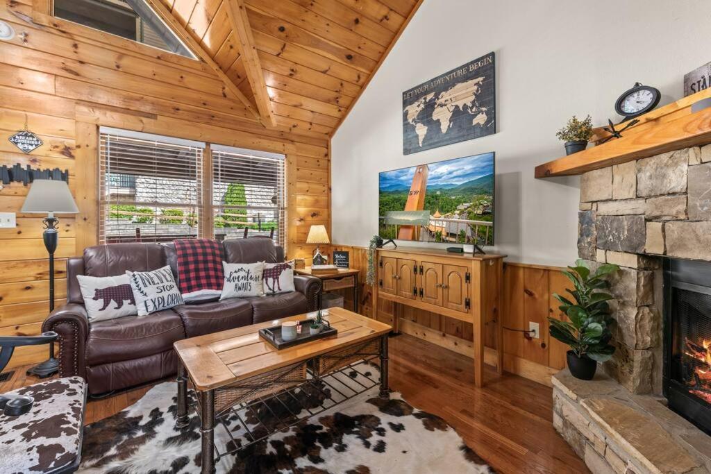 Cozy Cabin In The Smokies!!! Fully Furnished And Complete With Community Indoor And Outdoor Pools And Spas, Game And Fitness Rooms As Well As A Private Hot Tub Pigeon Forge Dış mekan fotoğraf